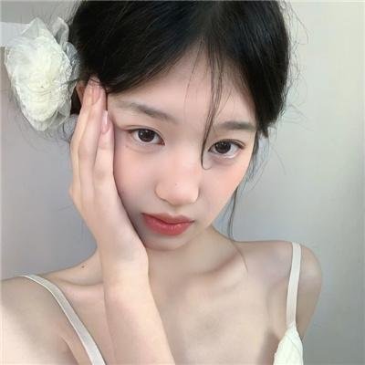 穿一只红鞋的男人